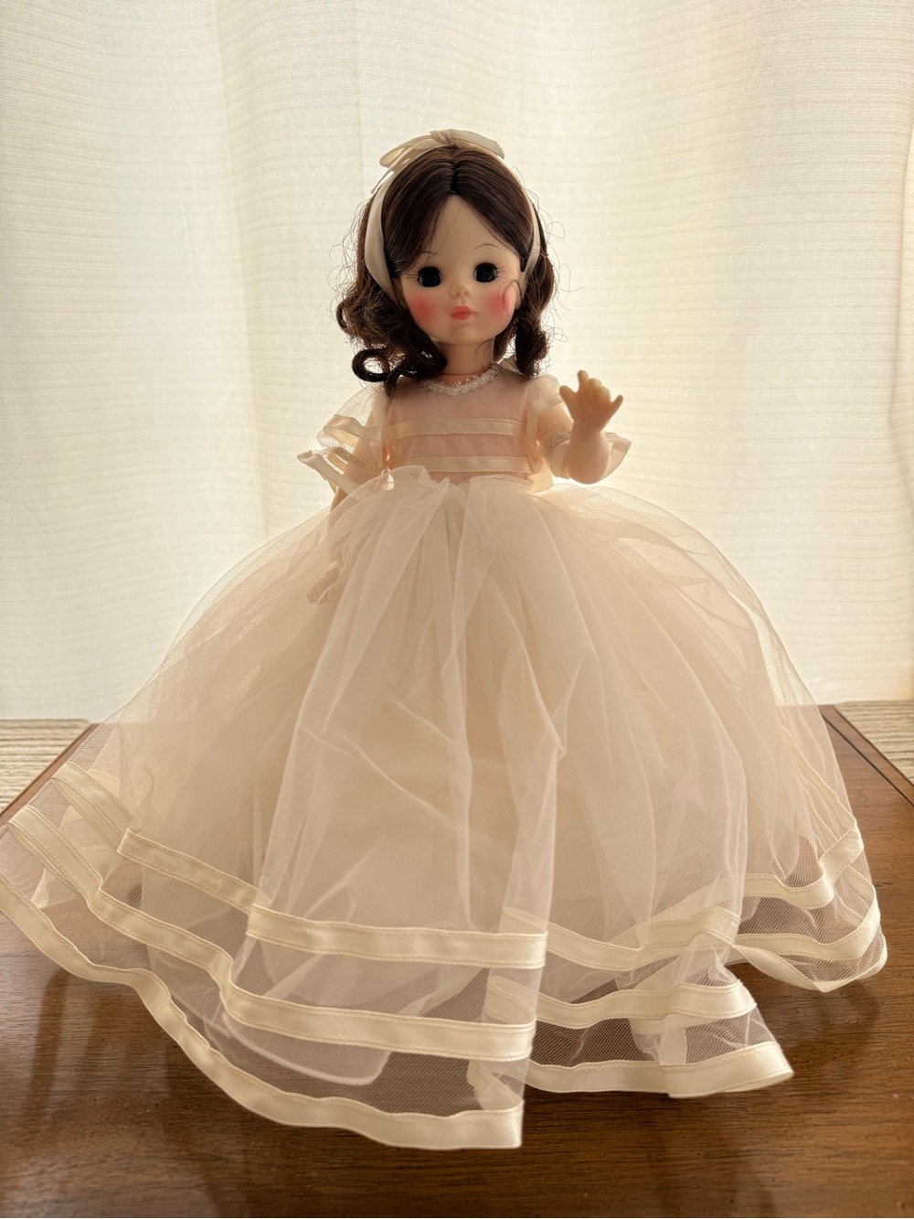 Madame Alexander SNOW WHITE Tulle Ball Gown Doll with Brown Hair, Brown Eyes